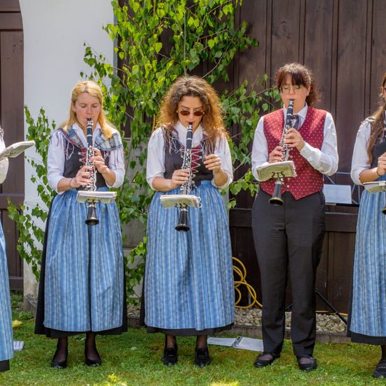 Bild enthält, Person, Musical Instrument, Oboe, Group Performance, People, Music Band, Performer, Accessories, Sunglasses, Face