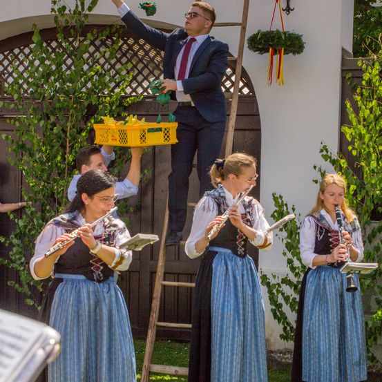 Bild enthält, Person, Adult, Female, Woman, Male, Man, People, Formal Wear, Dress, Group Performance