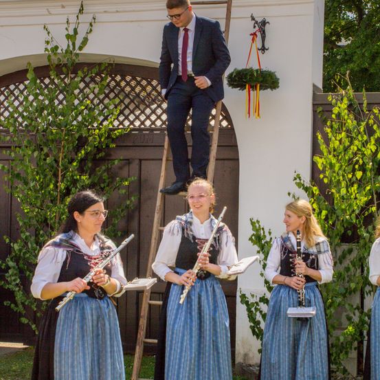 Bild enthält, Person, Adult, Male, Man, Coat, People, Group Performance, Musical Instrument, Jeans, Oboe