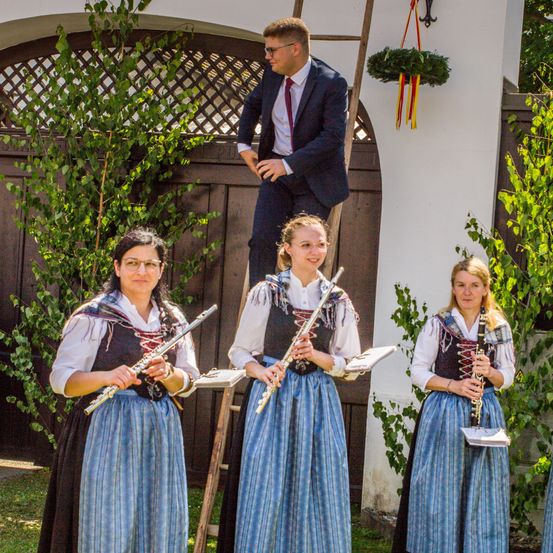 Bild enthält, People, Person, Adult, Female, Woman, Male, Man, Coat, Formal Wear, Dress