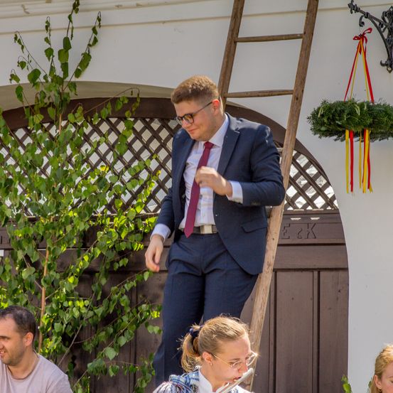 Bild enthält, Garden, Potted Plant, People, Person, Adult, Male, Man, Face, Gardening, Arbour