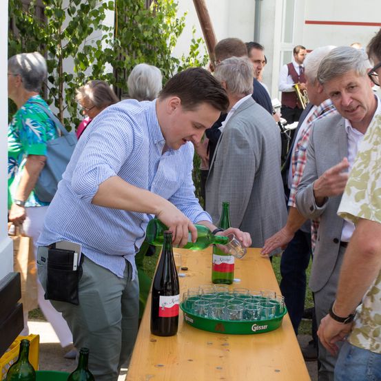 Bild enthält, Adult, Male, Man, Person, Jeans, Plywood, Bottle, Face, Beverage, Beer