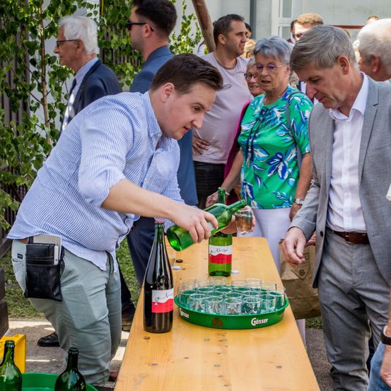 Bild enthält, Adult, Male, Man, Person, Plywood, Bottle, Jeans, Suit, Face, Beverage