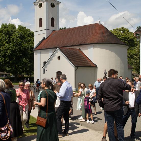 Bild enthält, Spire, Monastery, Adult, Female, Person, Woman, Clock Tower, Male, Man, People