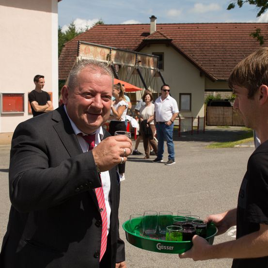 Bild enthält, Finger, Person, Adult, Male, Man, Jeans, Neighborhood, Face, Shoe, Housing