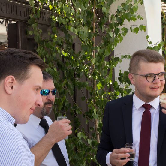 Bild enthält, Sunglasses, Formal Wear, Tie, Suit, Finger, Person, Adult, Male, Man, Shirt