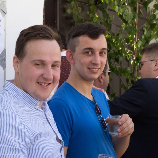 Bild enthält, Adult, Male, Man, Person, Electronics, Phone, Face, Mobile Phone, Suit, Poster