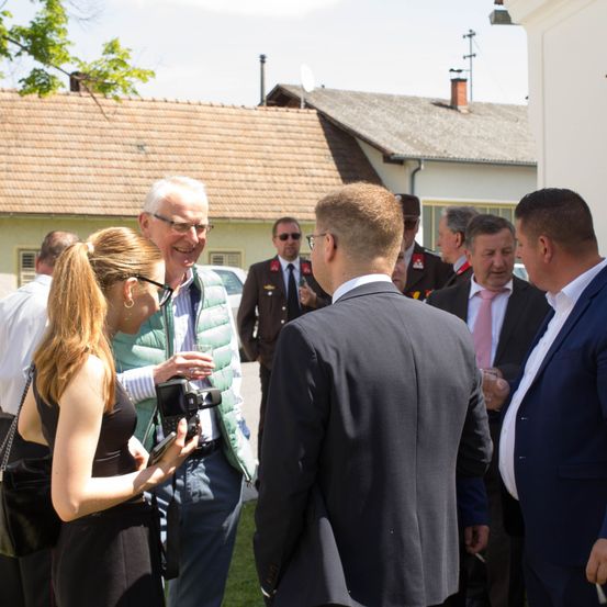 Bild enthält, Formal Wear, Suit, Adult, Female, Person, Woman, Male, Man, Jeans, Coat