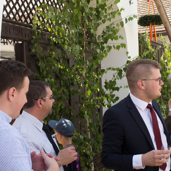 Bild enthält, Adult, Male, Man, Person, Suit, People, Face, Head, Conversation, Tie