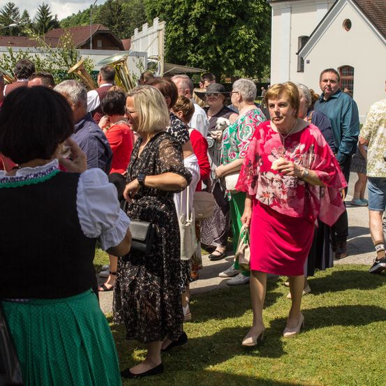 Bild enthält, People, Person, Dress, Adult, Female, Woman, Skirt, Male, Man, Shorts