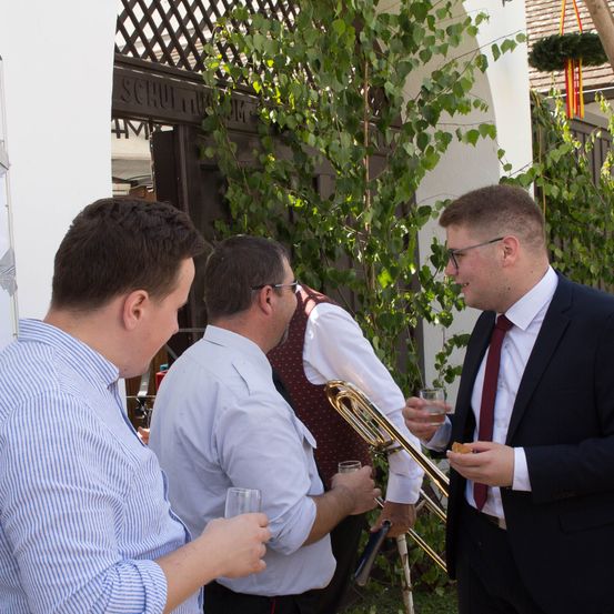 Bild enthält, Suit, Adult, Male, Man, Person, Flugelhorn, Musical Instrument, Horn, Trumpet, Head