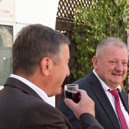 Bild enthält, Formal Wear, Suit, Adult, Male, Man, Person, Child, Female, Girl, Tie