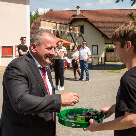 Bild enthält, Finger, Person, Adult, Male, Man, Suit, Advertisement, Poster, Jeans, Face
