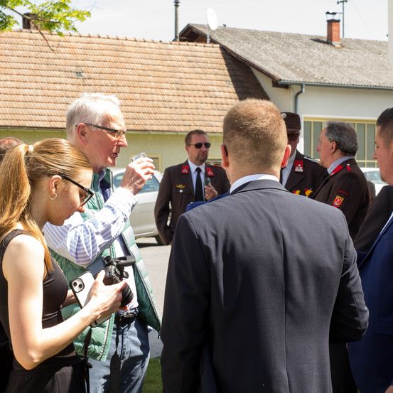 Bild enthält, Adult, Female, Person, Woman, Male, Man, Car, Suit, Tie, Face