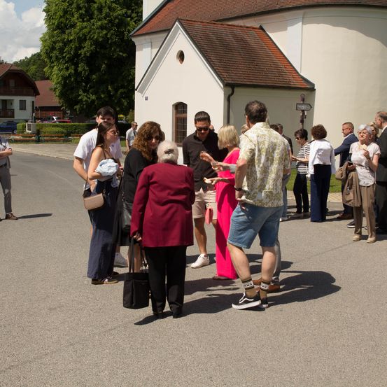 Bild enthält, Shorts, Person, Walking, Coat, Adult, Male, Man, Neighborhood, Shoe, Skirt