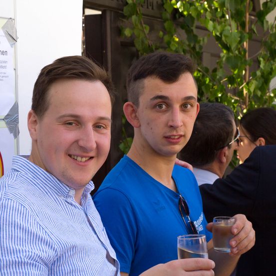 Bild enthält, Finger, Person, Adult, Male, Man, Suit, Face, Glass, Shirt, People