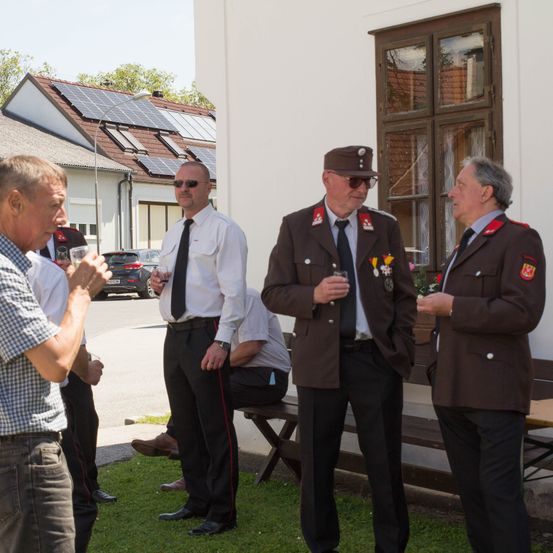 Bild enthält, Adult, Male, Man, Person, Female, Woman, Coat, Shirt, Jeans, Pants