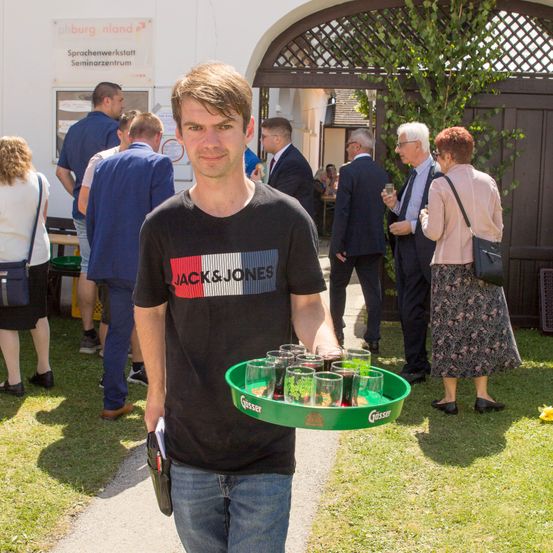 Bild enthält, T-Shirt, Jeans, Skirt, Person, Adult, Male, Man, Female, Woman, Shorts