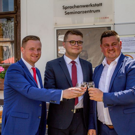 Bild enthält, Formal Wear, Suit, Person, Adult, Male, Man, Coat, Blazer, Flower Arrangement, Hat