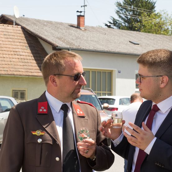 Bild enthält, Adult, Male, Man, Person, Car, Formal Wear, Suit, Wheel, Tie, Face