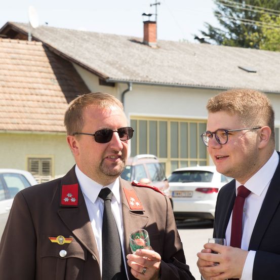Bild enthält, Sunglasses, Adult, Male, Man, Person, Neighborhood, License Plate, Formal Wear, Finger, Suit