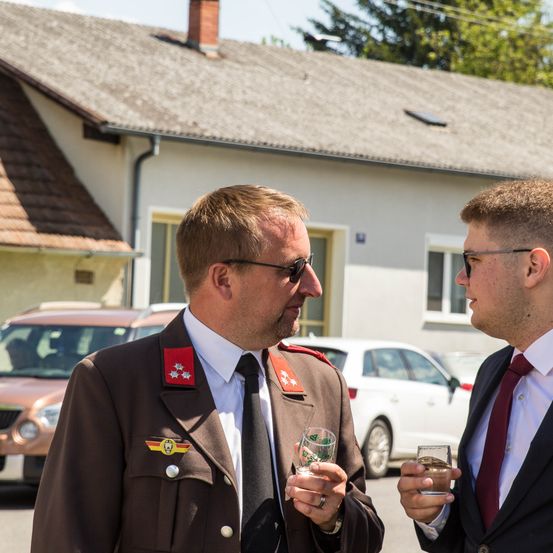 Bild enthält, Formal Wear, Suit, Adult, Male, Man, Person, Car, Wheel, Alloy Wheel, Neighborhood