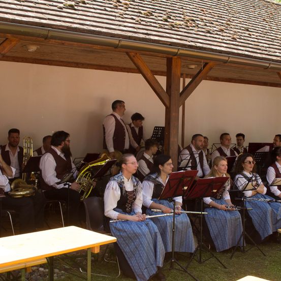Bild enthält, Adult, Female, Person, Woman, People, Male, Man, Wood, Indoors, Crowd