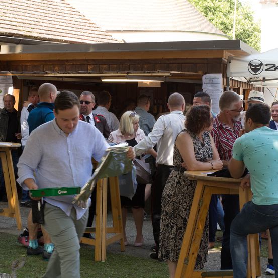 Bild enthält, Plywood, Wood, Restaurant, Food Court, Cafeteria, Jeans, Adult, Female, Person, Woman