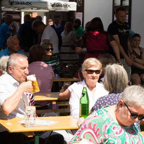 Bild enthält, Indoors, Restaurant, Cafeteria, Food Court, Adult, Female, Person, Woman, Sunglasses, Man