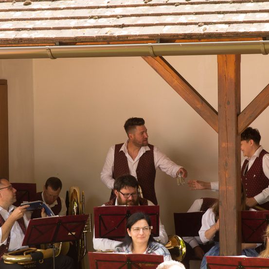 Bild enthält, Indoors, Restaurant, Wood, Adult, Male, Man, Person, Child, Female, Girl