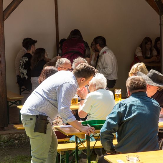 Bild enthält, Plywood, Wood, Restaurant, Cafeteria, Adult, Female, Person, Woman, Male, Man