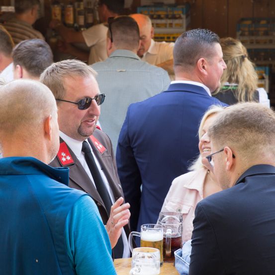 Bild enthält, Pub, Sunglasses, Plywood, Restaurant, Adult, Male, Man, Person, Female, Woman