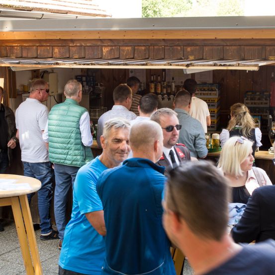 Bild enthält, Plywood, Wood, Restaurant, Cafeteria, Adult, Male, Man, Person, Female, Woman