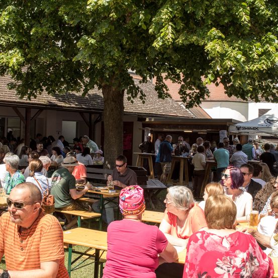 Bild enthält, Indoors, Restaurant, Cafeteria, Food Court, Adult, Female, Person, Woman, Male, Man