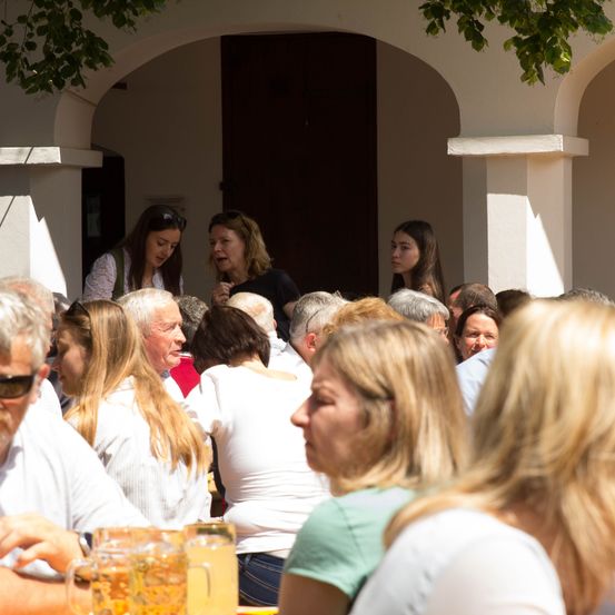 Bild enthält, Sunglasses, Adult, Female, Person, Woman, Male, Man, Face, Beer, Restaurant