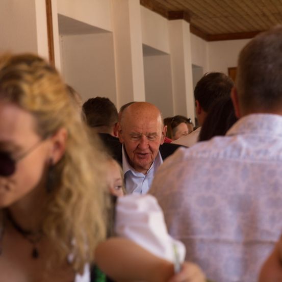 Bild enthält, Sunglasses, Head, Person, Face, Adult, Male, Man, Female, Woman, Finger