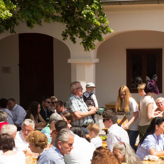 Bild enthält, Indoors, Restaurant, Cafeteria, Adult, Male, Man, Person, Female, Woman, Face