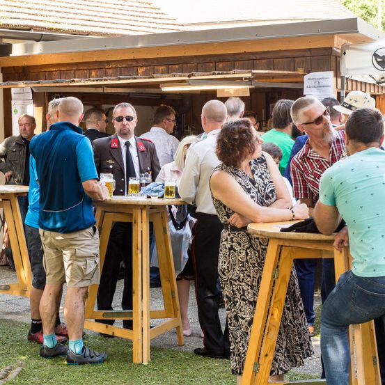 Bild enthält, Plywood, Wood, Restaurant, Jeans, Adult, Female, Person, Woman, Male, Man