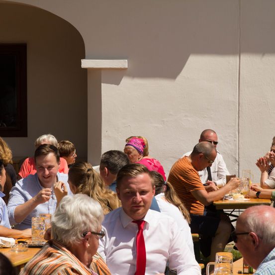 Bild enthält, Indoors, Restaurant, Cafeteria, Adult, Female, Person, Woman, Male, Man, Food Court