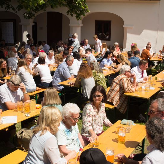 Bild enthält, Indoors, Restaurant, Cafeteria, Adult, Female, Person, Woman, Male, Man, Food Court