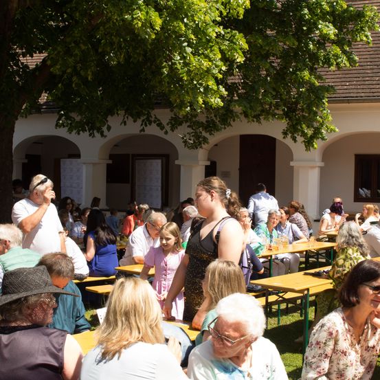 Bild enthält, Indoors, Restaurant, Cafeteria, Adult, Female, Person, Woman, Male, Man, Food Court