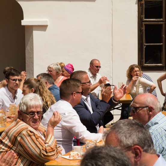 Bild enthält, Indoors, Restaurant, Cafeteria, Adult, Male, Man, Person, Female, Woman, Face