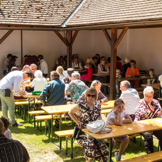 Bild enthält, Restaurant, Plywood, Wood, Cafeteria, Adult, Female, Person, Woman, Male, Man
