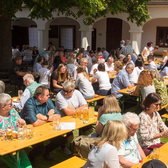 Bild enthält, Indoors, Restaurant, Cafeteria, Adult, Female, Person, Woman, Food Court, Male, Man
