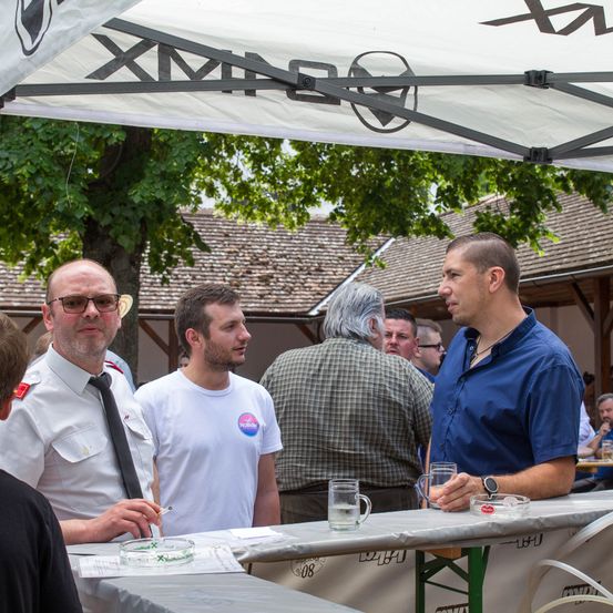 Bild enthält, Indoors, Restaurant, Adult, Male, Man, Person, Shirt, Linen, Food Court, Plywood