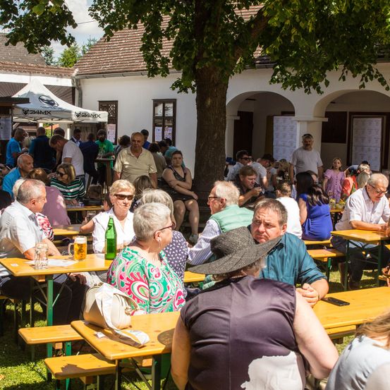 Bild enthält, Indoors, Restaurant, Cafeteria, Food Court, Adult, Female, Person, Woman, Male, Man
