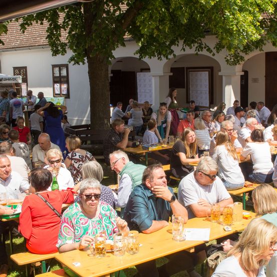 Bild enthält, Indoors, Restaurant, Cafeteria, Food Court, Adult, Female, Person, Woman, Male, Man