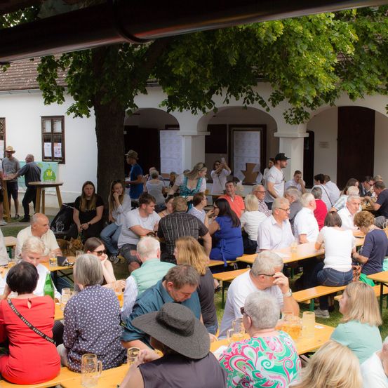 Bild enthält, Indoors, Restaurant, Cafeteria, Food Court, Adult, Male, Man, Person, Female, Woman