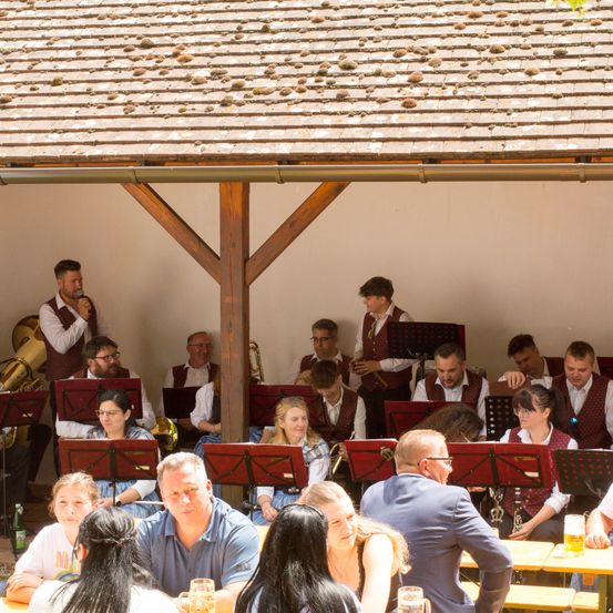 Bild enthält, Indoors, Restaurant, Cafeteria, Food Court, Adult, Male, Man, Person, Female, Woman