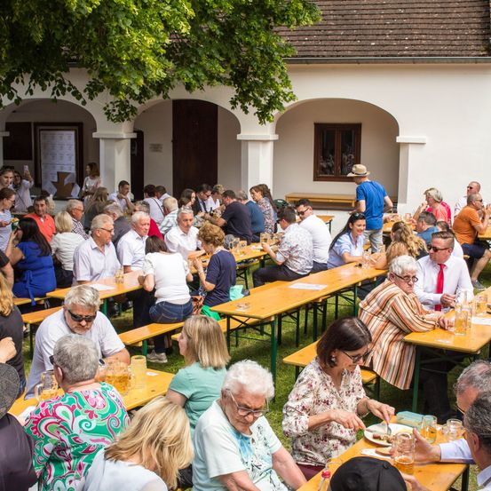 Bild enthält, Cafeteria, Indoors, Restaurant, Adult, Female, Person, Woman, Male, Man, People